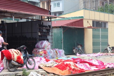 Chăn ga phơi vỉa hè, đường ray tàu như bãi rác